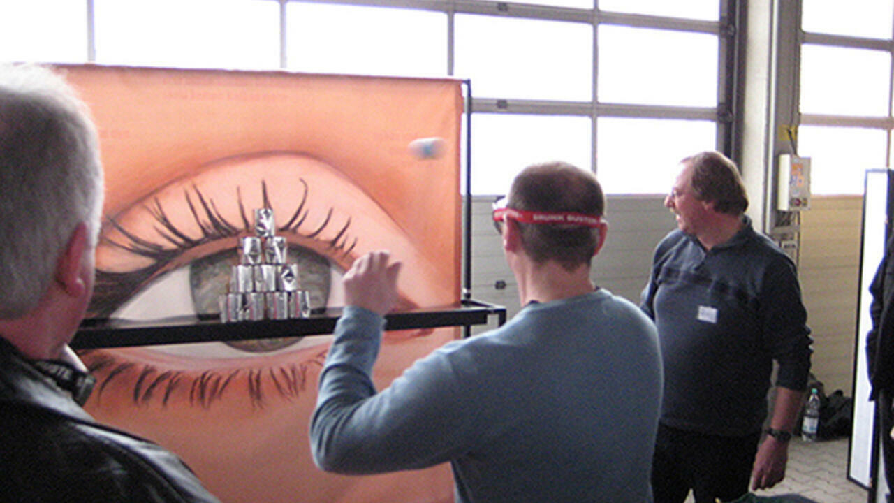Installation AugenKontakt: Dosen werfen mit Befindlichkeitsbrillen